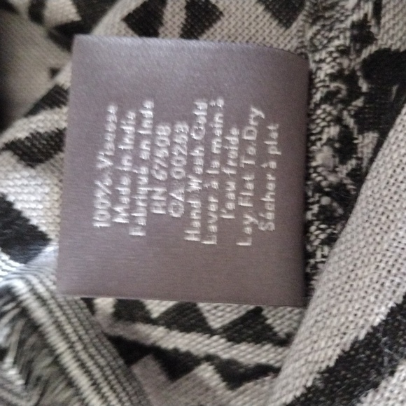 Vince Camuto Scarf - Picture 3 of 5
